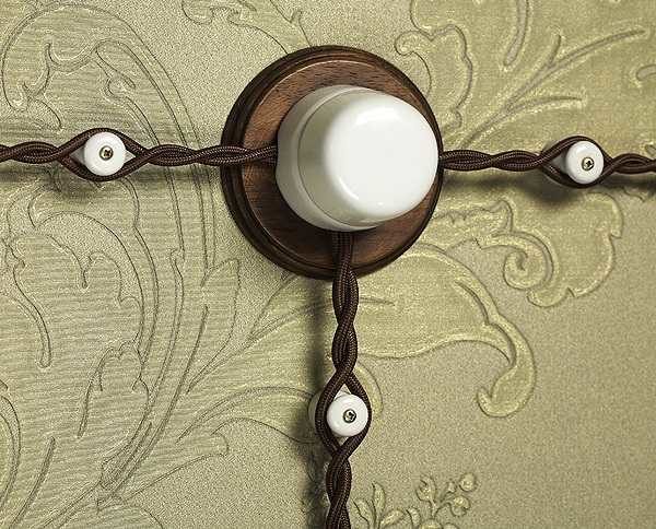 Ils ont également fière allure sur le papier peint, donc un câblage rétro peut être fait dans l'appartement, mais le style doit correspondre ....