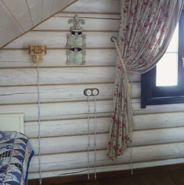 Un exemple de câblage par le bas - le câble passe sous le sol fini dans une boîte métallique, seuls les cordons torsadés montent le long des murs jusqu'au site d'installation des prises et des interrupteurs