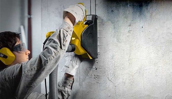 Il est nécessaire de creuser les murs dans un respirateur et des vêtements de protection