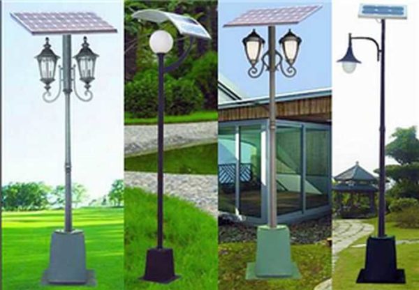 Lampes solaires sur de grands poteaux