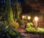 Un tel éclairage peut être fait à l'aide de lampes ordinaires et d'un câble tendu entre elles ou en installant des lampes solaires