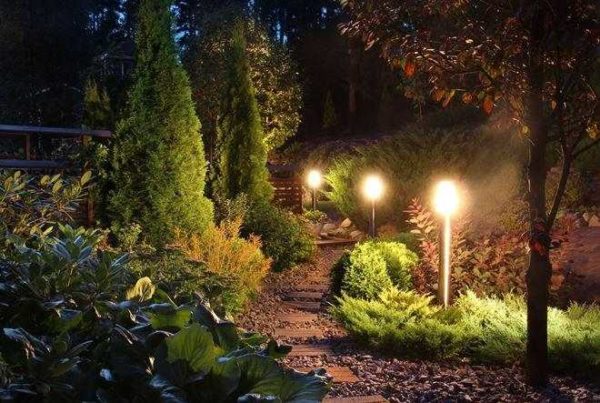 Un tel éclairage peut être fait à l'aide de lampes ordinaires et d'un câble tendu entre elles ou en installant des lampes solaires