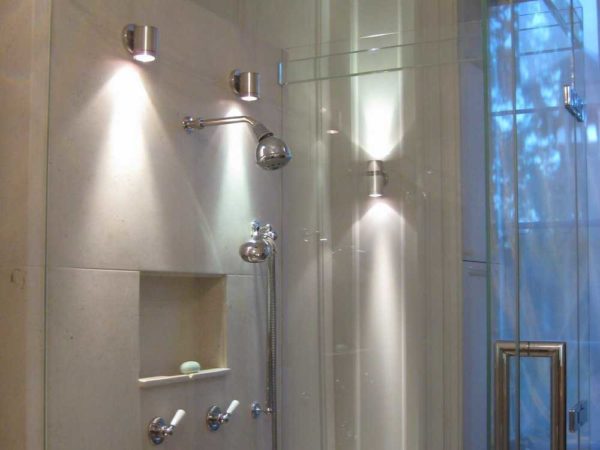 Luminaires de salle de bain avec possibilité de changer la direction du flux lumineux