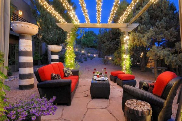 L'éclairage décoratif donne au jardin et à la cour un charme particulier