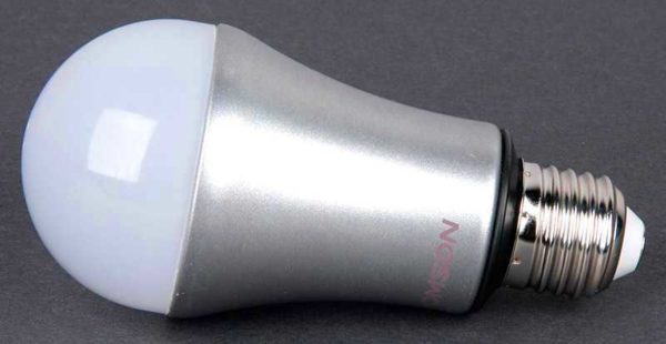 Dissipateur en aluminium lisse pour lampes LED recouvert de vernis ou de peinture