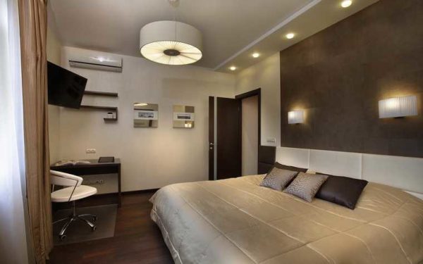 À quelle hauteur les lampes doivent-elles être suspendues au-dessus du lit? Pour qu'ils soient à une distance de 120-160 cm du sol