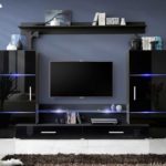 Les surfaces brillantes se marieront même avec la haute technologie, mais s'intégreront bien avec d'autres styles de mode.