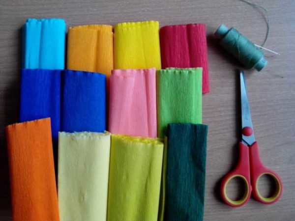 Tout ce dont vous avez besoin pour faire des papillons décoratifs en papier crépon