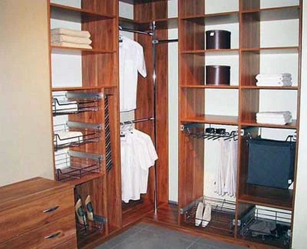 Remplir l'armoire dans le coin: installez deux barres de suspension adjacentes