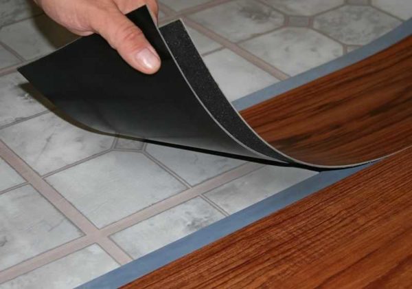 Serrure à colle sur les carreaux de vinyle. C'est cette option qui est préférable comme revêtement de sol pour la cuisine.
