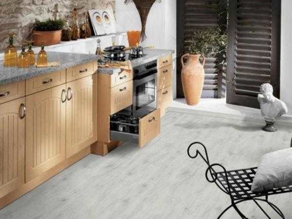 Linoléum blanc dans la cuisine avec imitation d'un plancher en bois