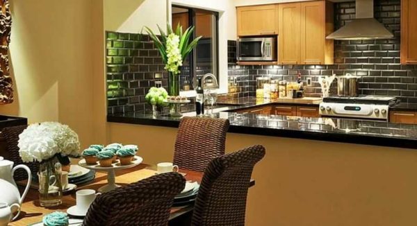 La décoration murale dans la cuisine nécessite une sélection minutieuse des matériaux