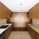Tous les murs de la cuisine sont décorés de MDF