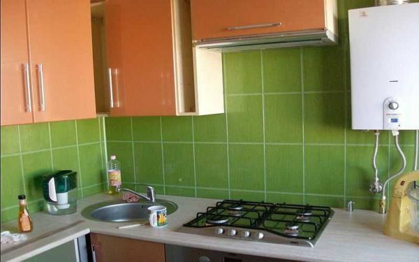 Vous pouvez décorer le mur de travail de la cuisine avec des carreaux de céramique.