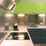 Mosaïque miroir sur les murs de la cuisine - une option pour un style high-tech