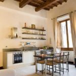 Peinture beige clair sur les murs avec boiseries et poutres en bois foncé