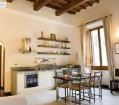 Peinture beige clair sur les murs avec boiseries et poutres en bois foncé