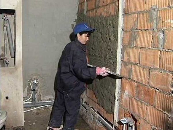 Les murs de la salle de bain sont nivelés avec du plâtre le long des phares
