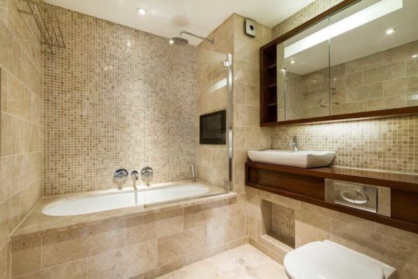 La combinaison de carreaux et de mosaïques est une excellente option pour la finition d'une salle de bain