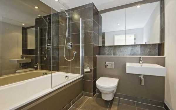 Les carreaux de salle de bain peuvent être posés de différentes manières