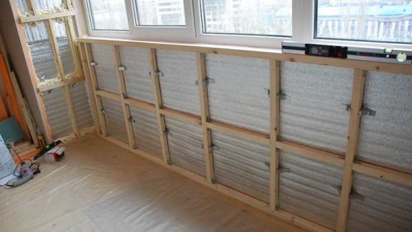 Des lattes en bois peuvent être attachées à des cintres