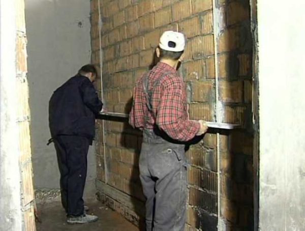 L'installation de balises sur les murs ou sous une chape ne nécessite pas d'outils complexes