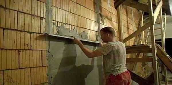 C'est ainsi que les murs sont enduits le long des phares et il est plus pratique lorsqu'ils (les phares) sont exposés de sorte que les bords de la règle soient libres de 20 à 30 cm