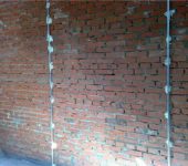 Cela ressemble à un mur avec des balises déjà installées, prêt pour le plâtrage