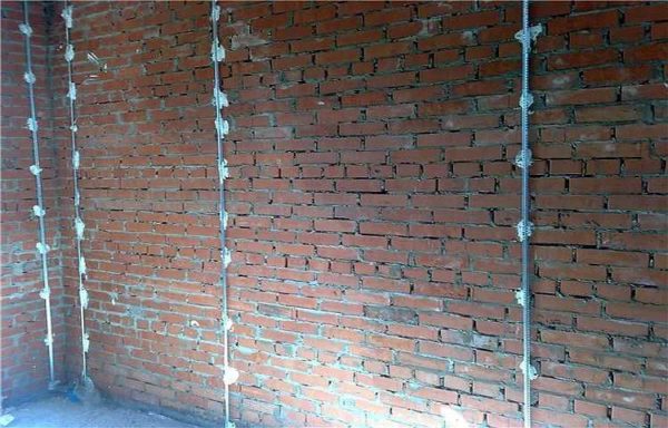 Cela ressemble à un mur avec des balises déjà installées, prêt pour le plâtrage