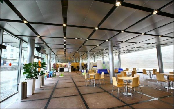 Option pour un café, mais identique ou similaire aura fière allure dans un intérieur moderne Option pour un café, mais identique ou similaire aura fière allure dans un intérieur moderne
