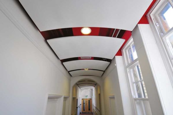 Même un long couloir a l'air ennuyeux