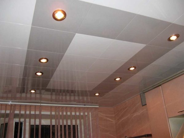 Combinaison de plaques de métal gris et de blanc régulier