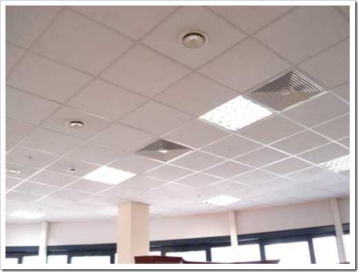 Un exemple d'utilisation de luminaires et de grilles de ventilation dans un bureau