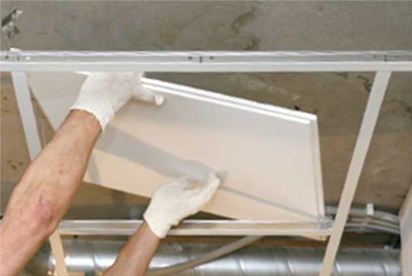Installation de dalles dans le système de plafond suspendu Armstrong