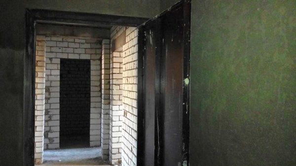 Rénovation d'un appartement à partir de zéro dans un nouveau bâtiment: tout ce qu'il y a - portes d'entrée, murs, fenêtres, chauffage, alimentation en eau, égouts et gaz
