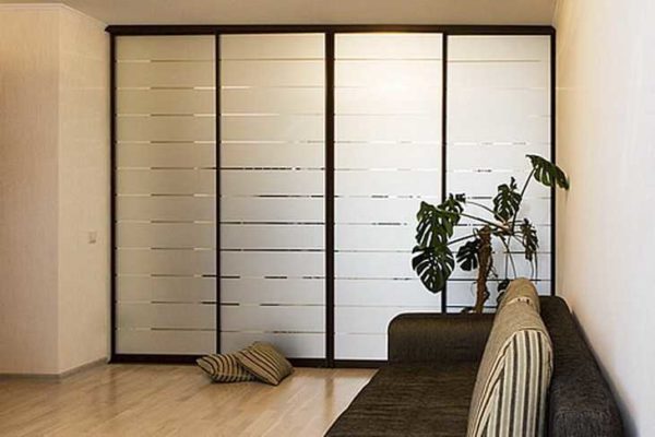 Armoire intégrée dans le couloir avec des portes intéressantes