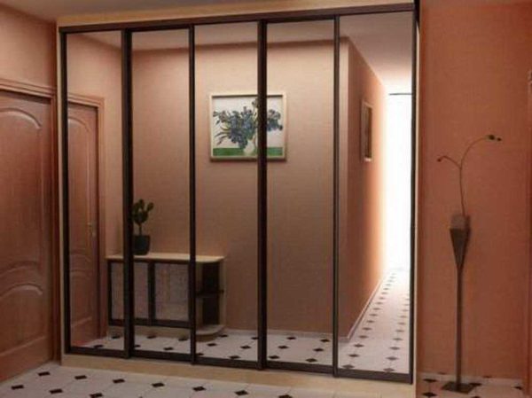 Juste une surface en miroir rend une petite pièce plus spacieuse