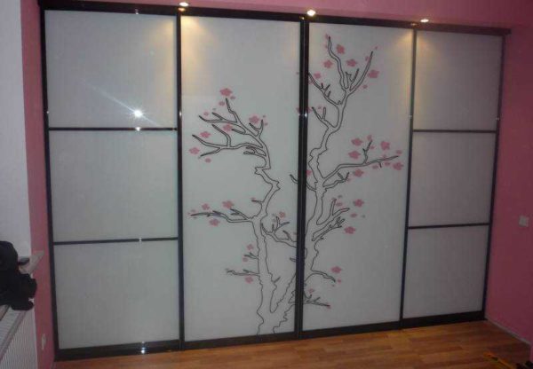 Dessin sur verre dans un style oriental