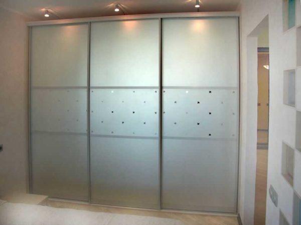 Le verre de sécurité givré est également utilisé dans la fabrication de façades pour armoires coulissantes
