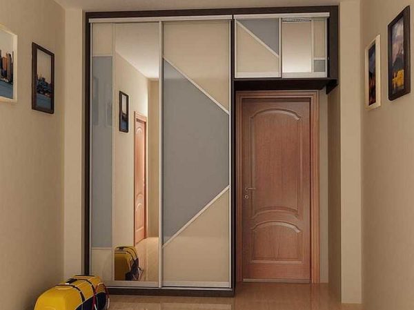 Utiliser même l'espace au-dessus des portes est une bonne idée pour un petit couloir.