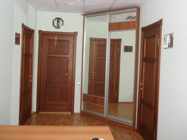 L'une des options pour une armoire d'angle dans le couloir - entre deux portes