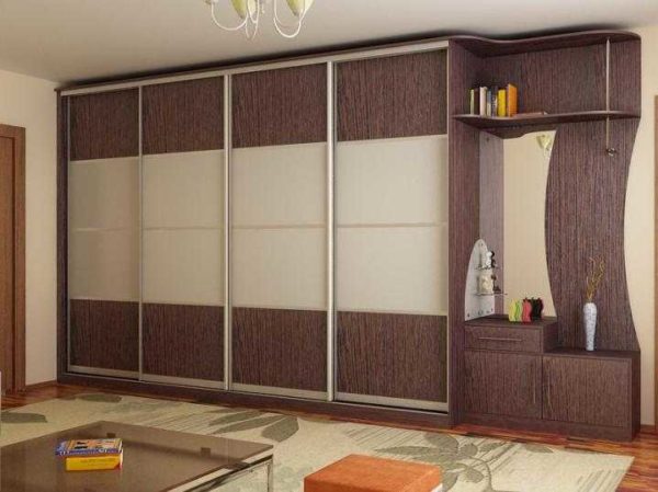 Armoire penderie coulissante. Il y a plus de matériaux, mais la fonctionnalité est la même