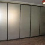 Cette façade rend l'armoire de la chambre universelle - elle est absolument neutre