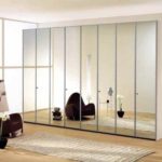 Un effet intéressant sera obtenu si vous divisez les miroirs le long - une option pour les plafonds bas