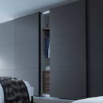 Couleur mate foncée pour une grande chambre lumineuse