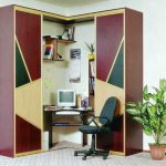 Si vous envisagez de faire une armoire d'angle dans la chambre, vous pouvez commander un bureau d'ordinateur auprès du but. Ils s'intégreront parfaitement là-bas et il n'y aura aucun problème avec ce qu'il faut placer dans une zone peu pratique