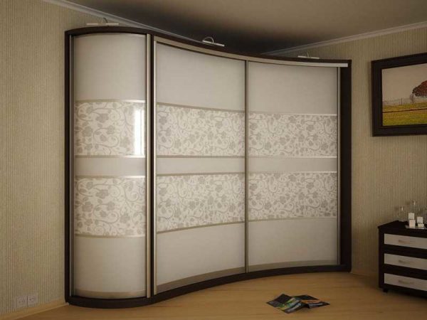 Une des options pour une armoire d'angle dans la chambre. Avec cette disposition, il se révélera utiliser un angle qui n'est généralement pas utilisé.