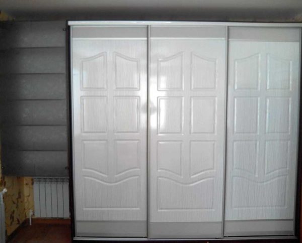 MDF vous permet de fabriquer une armoire coulissante avec des portes de conception différente