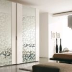 Et la grande surface du miroir ne reflète plus autant