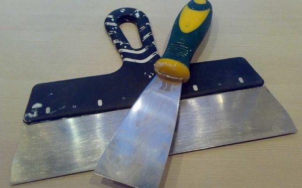 Ces spatules sont nécessaires pour remplir les cloisons sèches sur toute la surface.